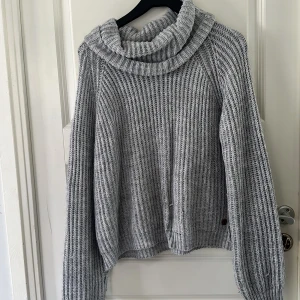 Fin stickad tröja med turtle neck  - Den är ganska mycket sönder därav priset