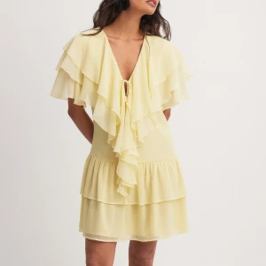 Gul klänning - Super söt klänning med volang från Elin Warnqvist collection. Aldrig använd, prislapp kvar, säljer då jag köpt en annan till midsommar🤩🤩