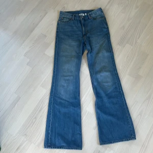 Weekday jeans - Ett par bootcut jeans som är stort sätt oanvända. Ett par blåa jeans i ny skick med storleken 27/33. Original pris 700