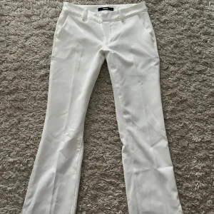 Vita kostymbyxor  - Så snygga lågmidjade kostymbyxor från bikbok i modellen Vera 😍 Aldrig använda så i nyskick! Slutsålda på hemsidan! 