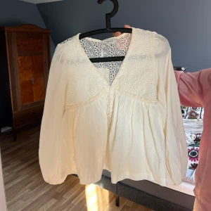Le Magda blus - Säljer denna helt oanvända blus från Le Magda eftersom den inte har kommit till användning. Köpt för cirka 800kr inräknat frakt. Storlek M. 