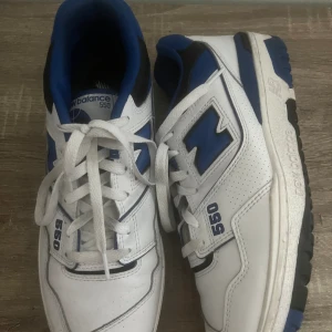 New Balance 550 - Nästan helt nya New Balance skor, använda endast ett fåtal gånger. Kan gå ner i pris. Ny pris - 1320 kr