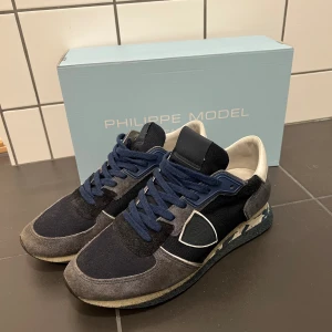 Philippe model runners - Philippe Model Runners. Storlek: 41, Skick: 9/10 (box ingår),  Retail: 3600kr, Mitt pris: 1899kr. 