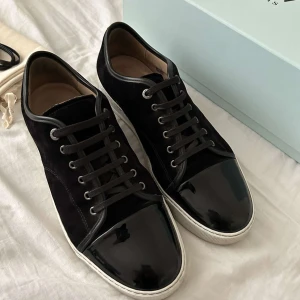 Lanvin - Säljer nu dessa riktigt feta lanvinsen i toppskick, 9/10. Allt og medföljer vid köp inkl extra snören. De är i Uk 11 vilket motsvarar ca 45. Vid ytterligare frågor eller funderingar är det bara att höra av sig! 🙌🏽