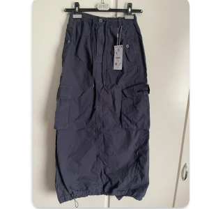 Lång cargokjol - Fin och lång cargokjol som passar lowrise❣️ Marinblå och perfekt för vår/sommar. Passar som xs💕 Aldrig använt/prislappen kvar! 