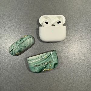 Apple AirPods 3rd generation - Mycket bra skick, medföljer skal ifrån ideal of Sweden. Köptes nya ifrån Netonnet och har använts sparsamt