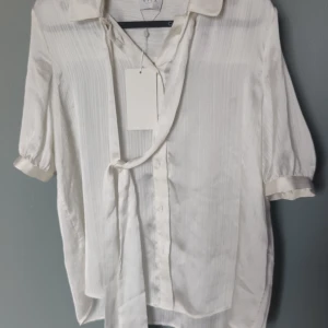 Vit topp/blus från vila - Oanvänd blus från Vila. Nyskick. Storlek 34. 