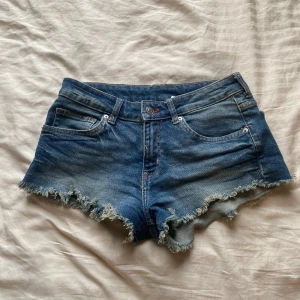 Jeans shorts  - Jättefina jeansshorts perfekt till sommaren💞storlek 40 men passar 36/38/40  