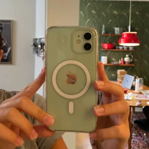 Genomskinligt Apple mobilskal iPhone 12 / 12pro  - Genomskinligt mobilskal från Apple, passar iPhone 12 & 12pro. Väldigt fint skick! MagSafe. 🤍