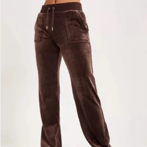 Bruna Juicy - Fina bruna juicy byxor som inte kommer till andväning, de är även för lite stora för mig. Storlek M. Fint skick, nytvättade. Pris kan diskuteras men säljer billigt. Inte så andvända. Rökfritt hem