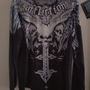 Affliction Longsleeve - Kommer med extra newgen semetary stink