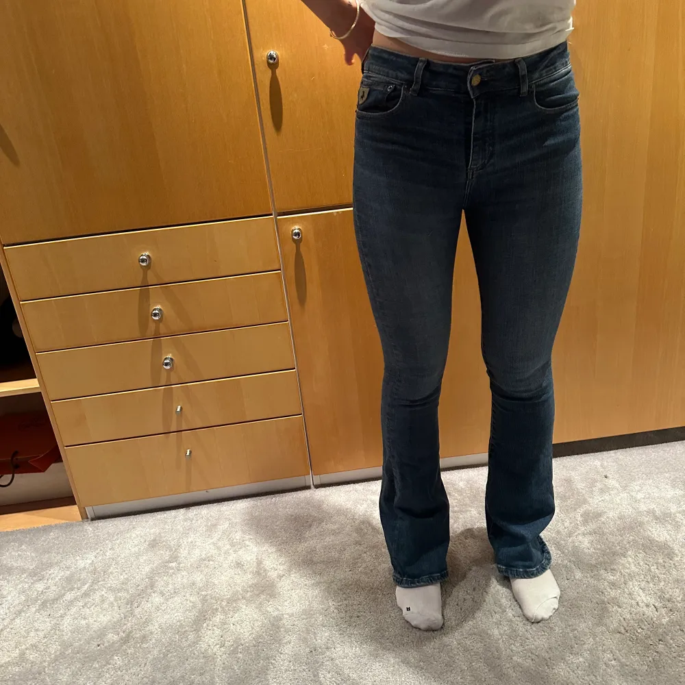 Säljer mina Lois jeans då dom är lite små. Super sköna och anväda fåtal gånger. Bootcut och i en bra längd för mig som är lång. Nypris 2000 säljer för 800 kr. Jeans & Byxor.