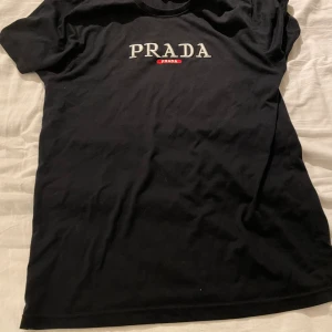 Prada T-shirt  - Svart Prada T-shirt. Inte använts mycket. Skicket är bra. Inga skador eller liknande. 