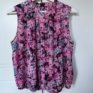 Blommig blus - Blommig blus från Monki, storlek M. Använd men i nyskick, inget synligt slitage. Knappar framtill. 