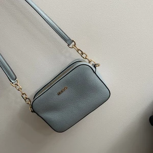 Väska Hugo - Säljer min väska då jag inte använder den mer.