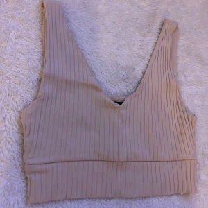 Beige topp - Sjukt gullig beige topp som tyvärr inte kommit till användning!