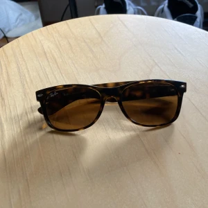 Ray. Ban solglasögon  - Ett par bra solglasögon till somaren passar bra på både män och kvinnor skick  9/10 inga täcken på användning  Kan gå lägre i pris då jag har tappat bort fodralet till solglasögonen 