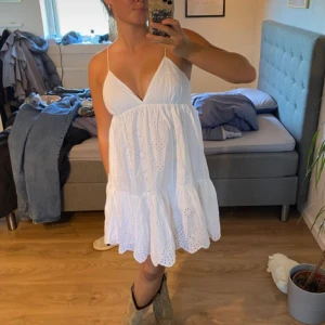  Vit zara klänning  - Vit zara klänning som är o fint sick 