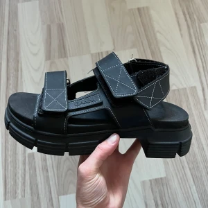 Chunky sandaler ganni - Chunky sandaler Ganni. Säljes då de tyvärr inte kommer till användning. Nypris 2000, säljes för 1000 kr, strl 37