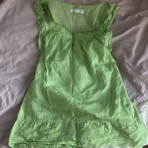 Blus - Säljer denna kortärmade gröna blus. Passar inte mig längre. Ingen aning vart den kommer ifrån. Det står att det är storlek M men skulle säga att det passar som S också.Säljer för 99kr. 