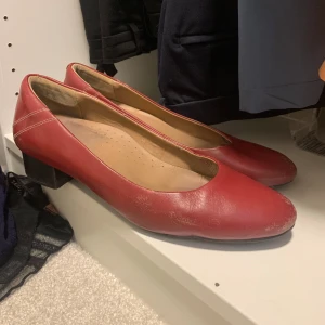 Klackskor  - Skor köpta på sellpy. Lite slitna i färgen framme på skon annars bra skick. Stl 40 men är lite stora i storleken.