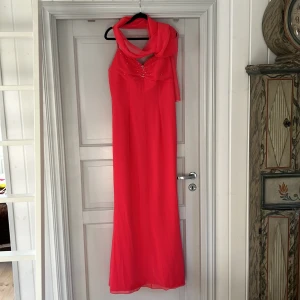 Lång klänning med schal - Använd en gång