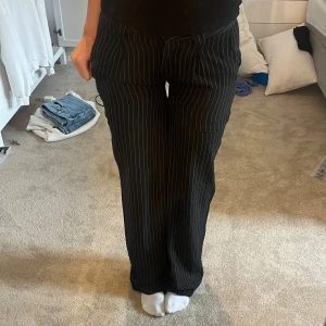 Kostymbyxor - Jättesnygga randiga kostymbyxor från nakd som jag sytt om till los waist. De är i 38 men passar 36 också❤️