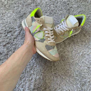 Philippe Model | Trainers  - Säljer dessa trendiga men framförallt snygga Philippe Model skorna! | Nästan helt nya med minimalt tecken på användning ❗️inte orginal innersula! | Storlek 41. | Säljer för endast 1099kr (steal!) | Ställ gärna frågor innan du köper!
