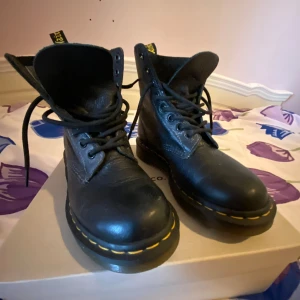 Dr. Martens ’Pascal’ Stl 36 - Nästan aldrig använda. Inga stålhättar