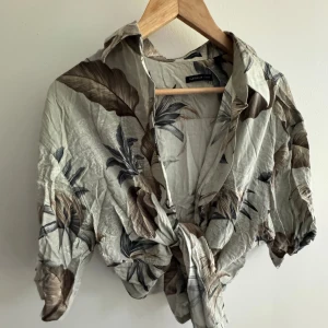 RETRO Shirt - Köpt på second hand, fint skick!  100% Rayon