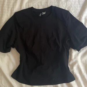 Tajt tshirt - Jättefin t-shirt från Hm som är tajt i midjan och har lite större armar. Ny skick den är använd 1 gång. ⭐️