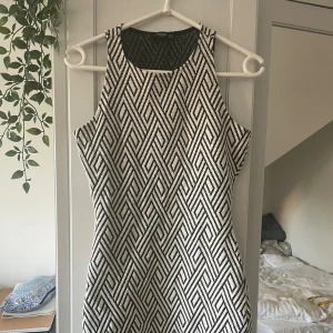 Vit och svart klänning - Vit och svart klänning från mango i storlek S. Köpt i Singapore och aldrig använd av mig