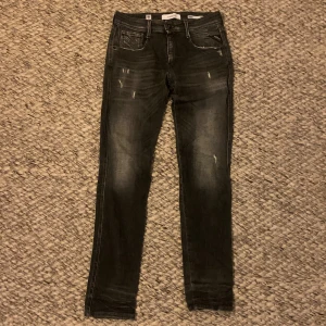 Replay anbass jeans - Replay 5 year wash i färgen svart/grå. Nypris runt 1800kr. De är i storlek 28 x 32 och sitter i slim! Ifall mer frågor eller bilder så skriv i DM!🍻
