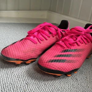 Rosa fotbollsskor från addidas - Jag säljer dessa rosa fotbollsskor från Addidas då dom inte säljs längre. Anledningen till att jag säljer dom är för att dom är försmå för mig. Dom är i väldigt bra skick och inte sönder någon stans
