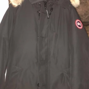 Canada Goose jacka herr - Jätte fin varm och bekväm jacka/ vinterjacka. Till killar 