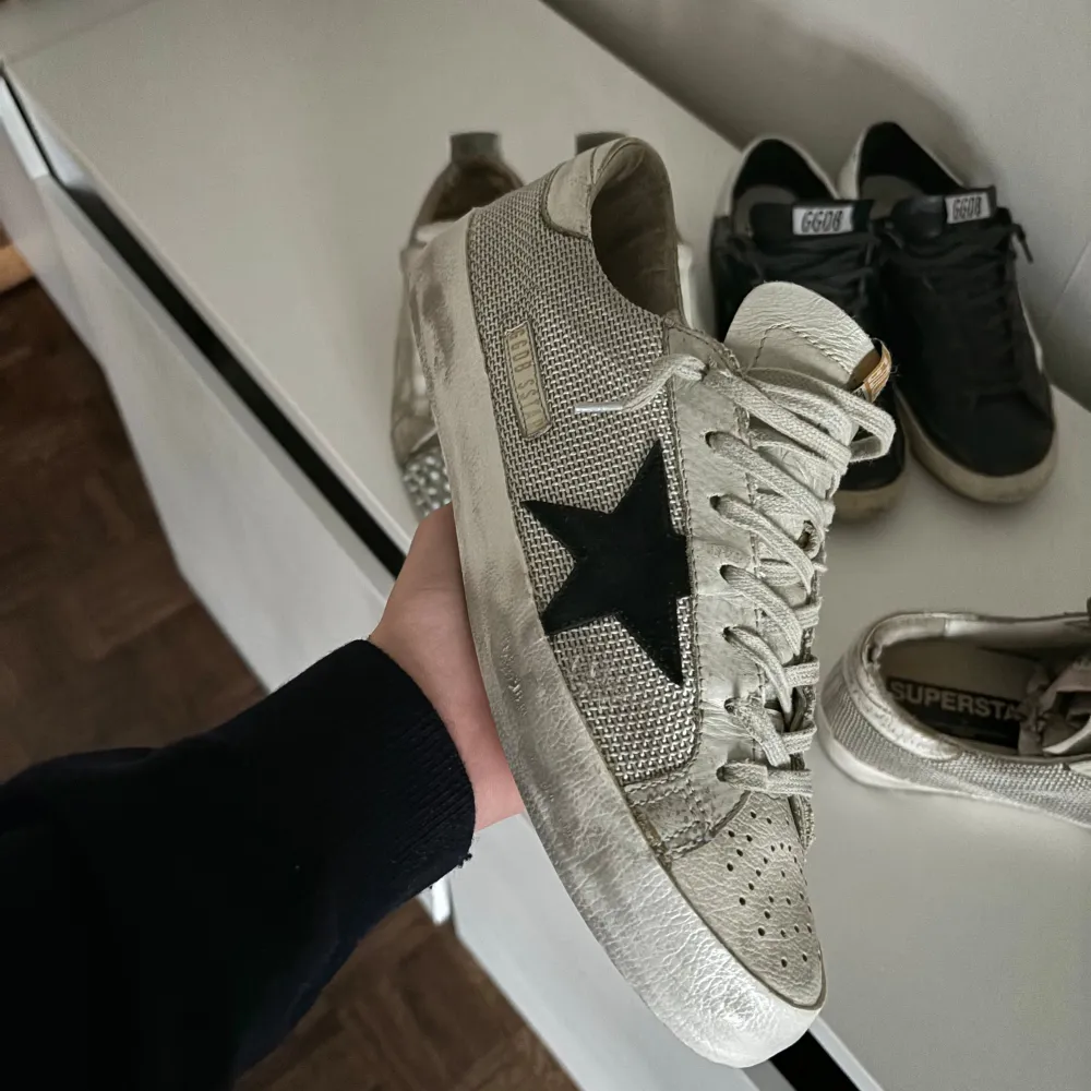 Säljer dessa sjukt feta golden goose i färgen vit och storlek 41/42. pris kan diskuteras vid snabb affär och är öppen för byten, skick 8,5/10 de har 0 heal drag.. Skor.