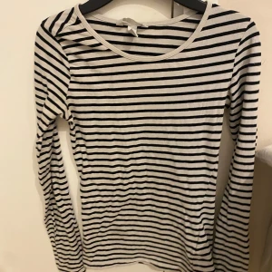 Långärmad randig tröja - En fin tunn långärmad randig tröja ifrån H&M. Knappast Andvänd😊