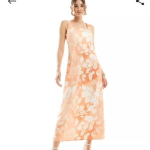 NY blommig sommarklänning i satin - Superfin och lyxig klänning i satin. Lappen kvar då jag endast provat den och glömt skicka tillbaka. Går ner en bra bit på vaden på mig som är 160 cm. Nypris 789 kr.