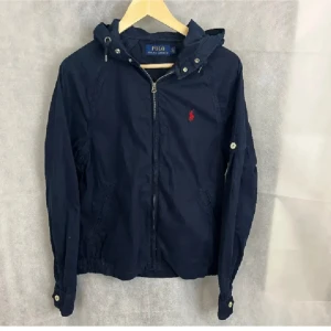 Ralph Lauren Jacka - Tjena, säljer min Ralph Lauren Jacka i skick 8/10. Den är otroligt snygg och unik. Favorit plagg 💯Skriv gärna om ni är intresserade!  