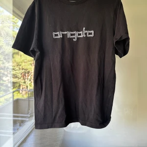 Axel Arigato T-Shirt - Axel Arigato T-Shirt i storlek S