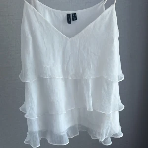 Vit blus från vero Moda -  En vit jättesöt blus från vero Moda som är slutsåld. Jätte skön och fin, den är lite stor på mig då den är i storlek M då min storlek är S men den funkar.
