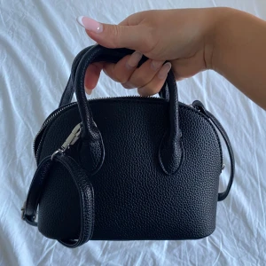 Svart väska - Söt väska som tyvärr inte kommer till användning, superfint skick❤️                             