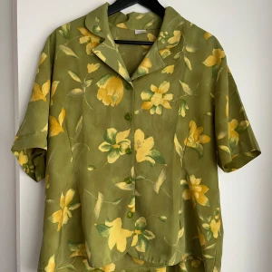 Vintage skjorta - Jättebra skick förutom en liten fläck se bild. Den är oversized i modellen. 