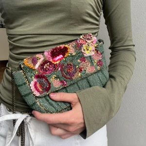 Väska med pärlor & broderi - Väska med pärlor Har långt band man kan ha crossbody eller om man vill förkorta det själv Mycket bra skick