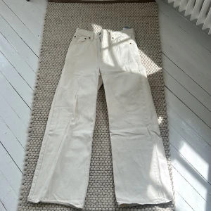 Beiga jeans från Levis - Beiga jeans från Levis. Modellen heter ”ribcage wide leg”