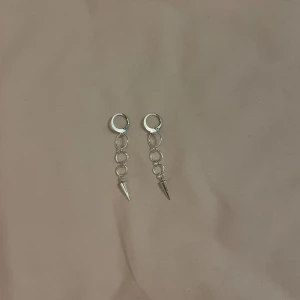 Silverörhängen med kedja och spets - Ett par silverörhängen med modern och stilren design🤗
