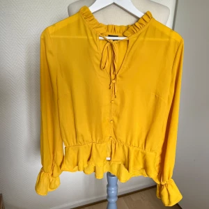 Gina Tricot gul blus  - Super fint skick inget att anmärka på  Normal i storlek 