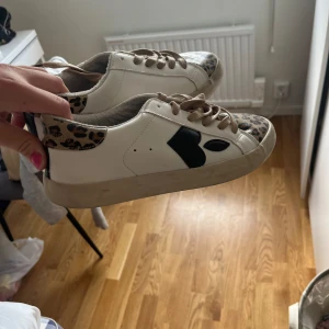 Le temps des cerises sneakers  - Säljer dessa sneakers likande golden goose. Aldrig använda :) stl 38 