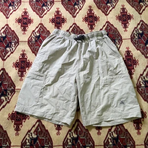ACG Nike shorts - ACG Nike shorts. Feta deltaljer. Benöppning 32 cm. Längd 51.5cm. Bredd 32.5cm - ca49 cm (stretch). Storlek L.