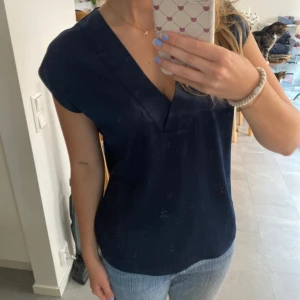 Marinblå blus - Superfint skick från H&M!💗